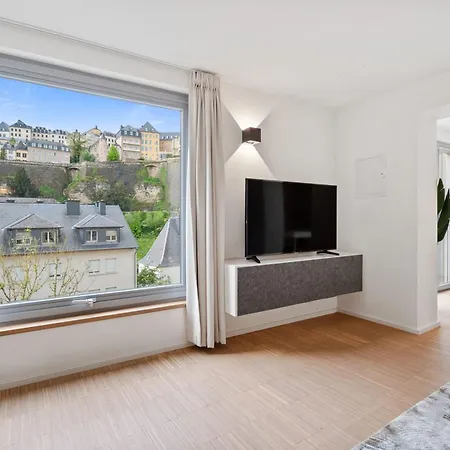 Stylish In Grund With Balcony & Views Apartman