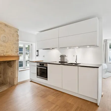 Stylish Stay In Grund With Balcony & City Views