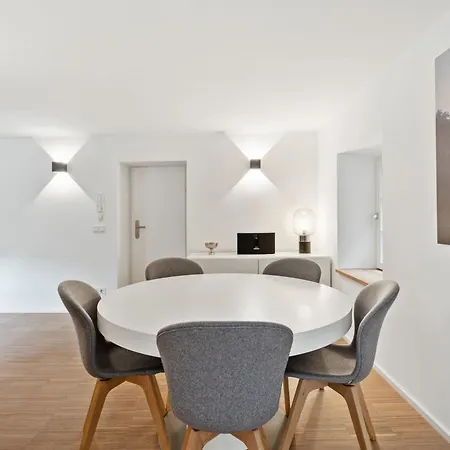 Stylish Stay In Grund With Balcony & City Views 公寓 *