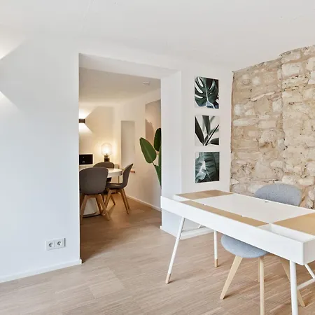 Stylish Stay In Grund With Balcony & City Views 卢森堡