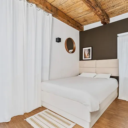 Stylish In Grund With Balcony & Views Appartement