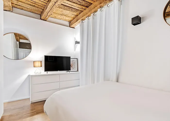 Stylish In Grund With Balcony & Views