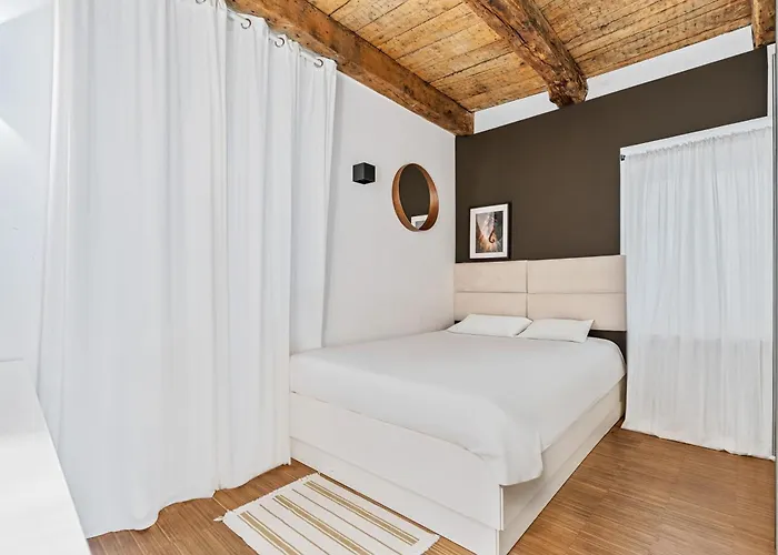 Stylish In Grund With Balcony & Views Appartement