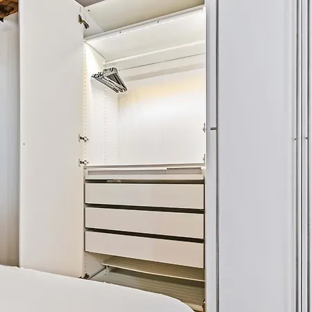 Stylish In Grund With Balcony & Views Apartament