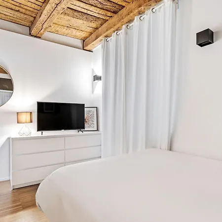 Stylish In Grund With Balcony & Views