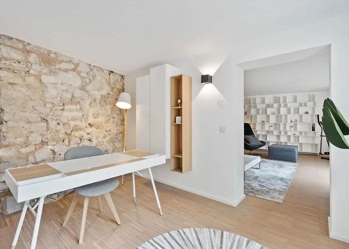 Stylish In Grund With Balcony & Views *