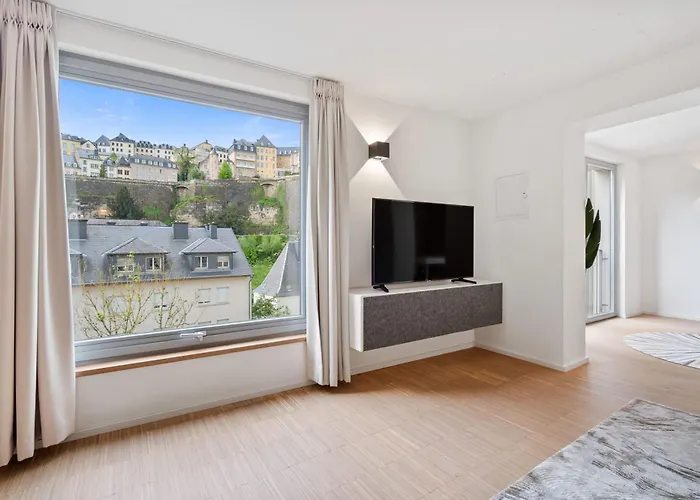 Stylish In Grund With Balcony & Views شقة